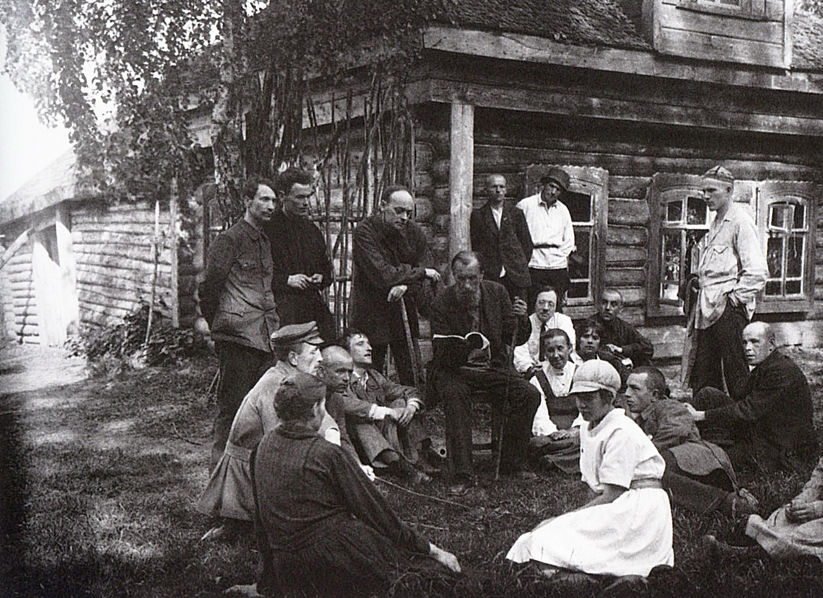 Фотография появилась год. Избы-читальни в 1920- е гг. Народники 20 века. Изба-читальня в деревне начало 20 века. Раскулаченные крестьяне Тверской губернии.