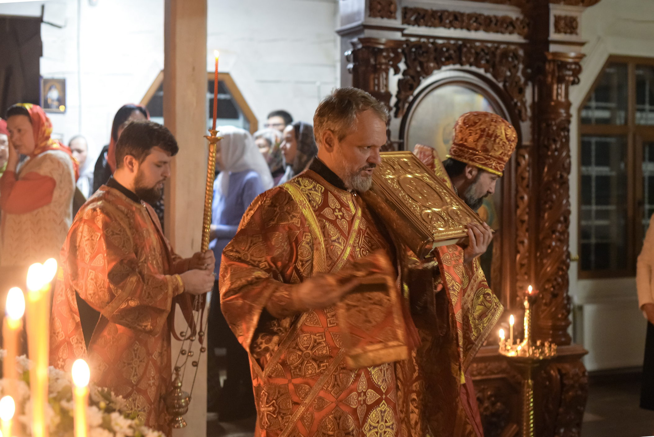 Пасхальная ночь в церкви